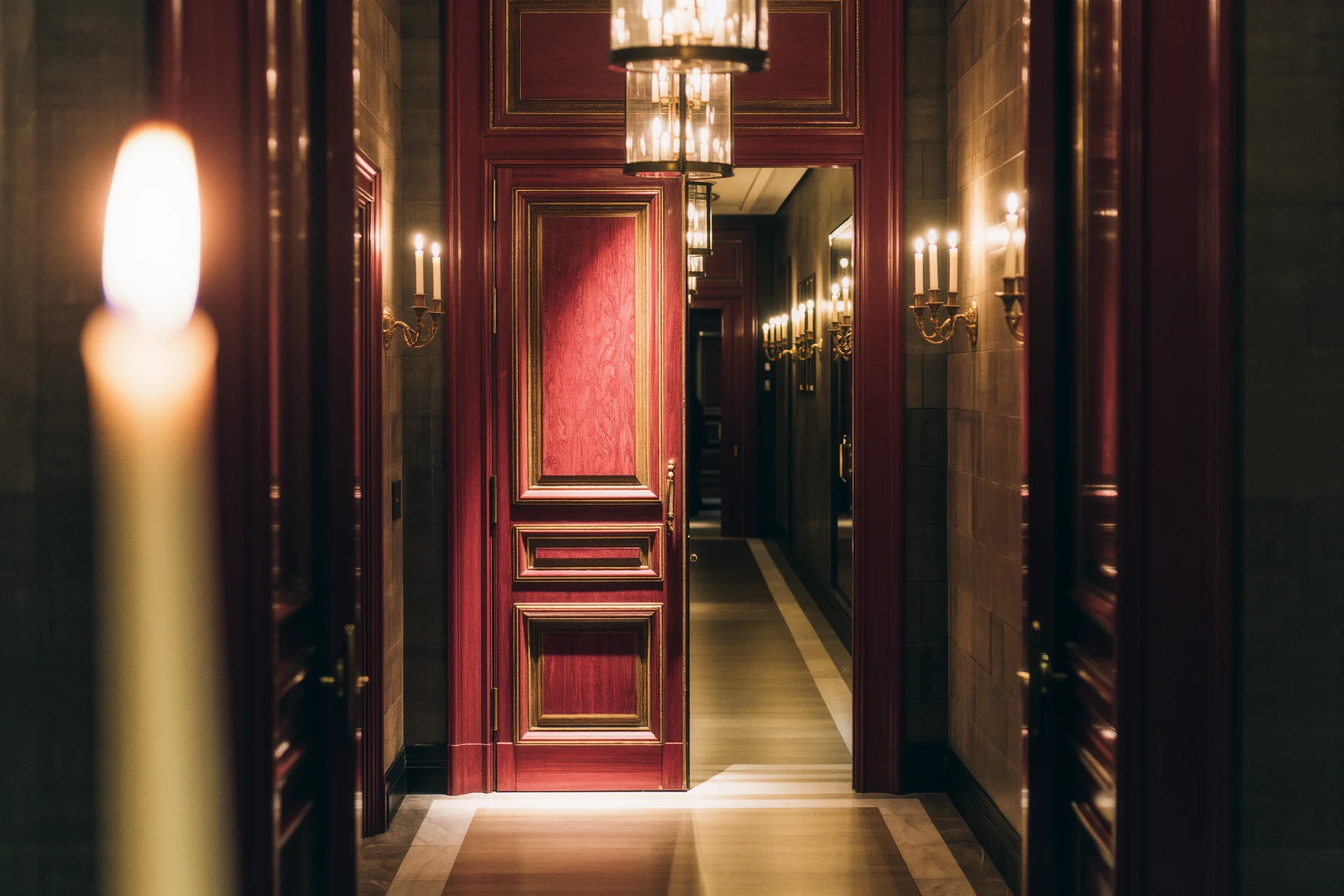 Couloir désert d'un spa d'hôtel avec portes en bois et lumière tamisée