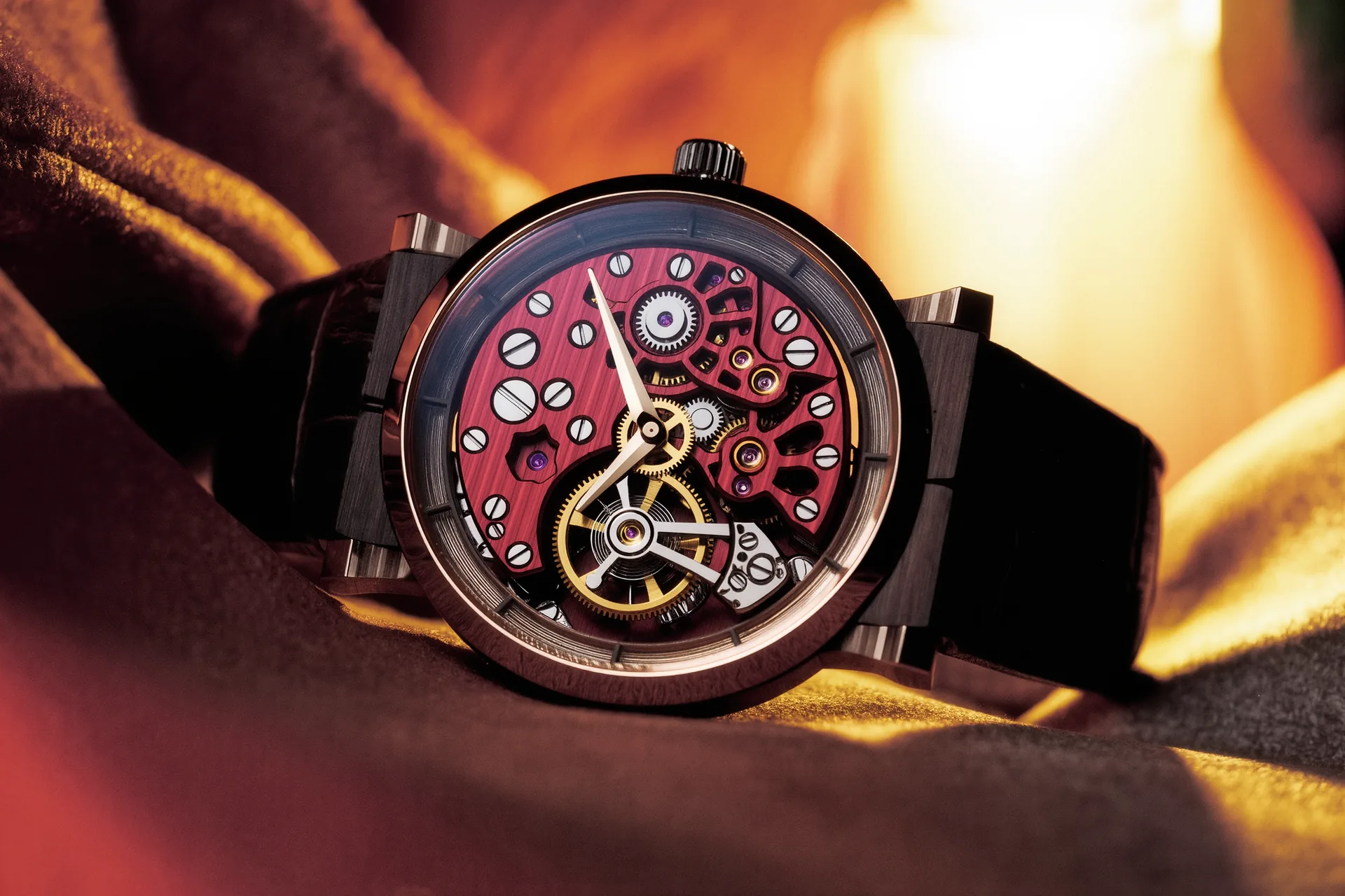 Mouvement de montre mécanique ouvert, barillet et balancier visibles en gros plan