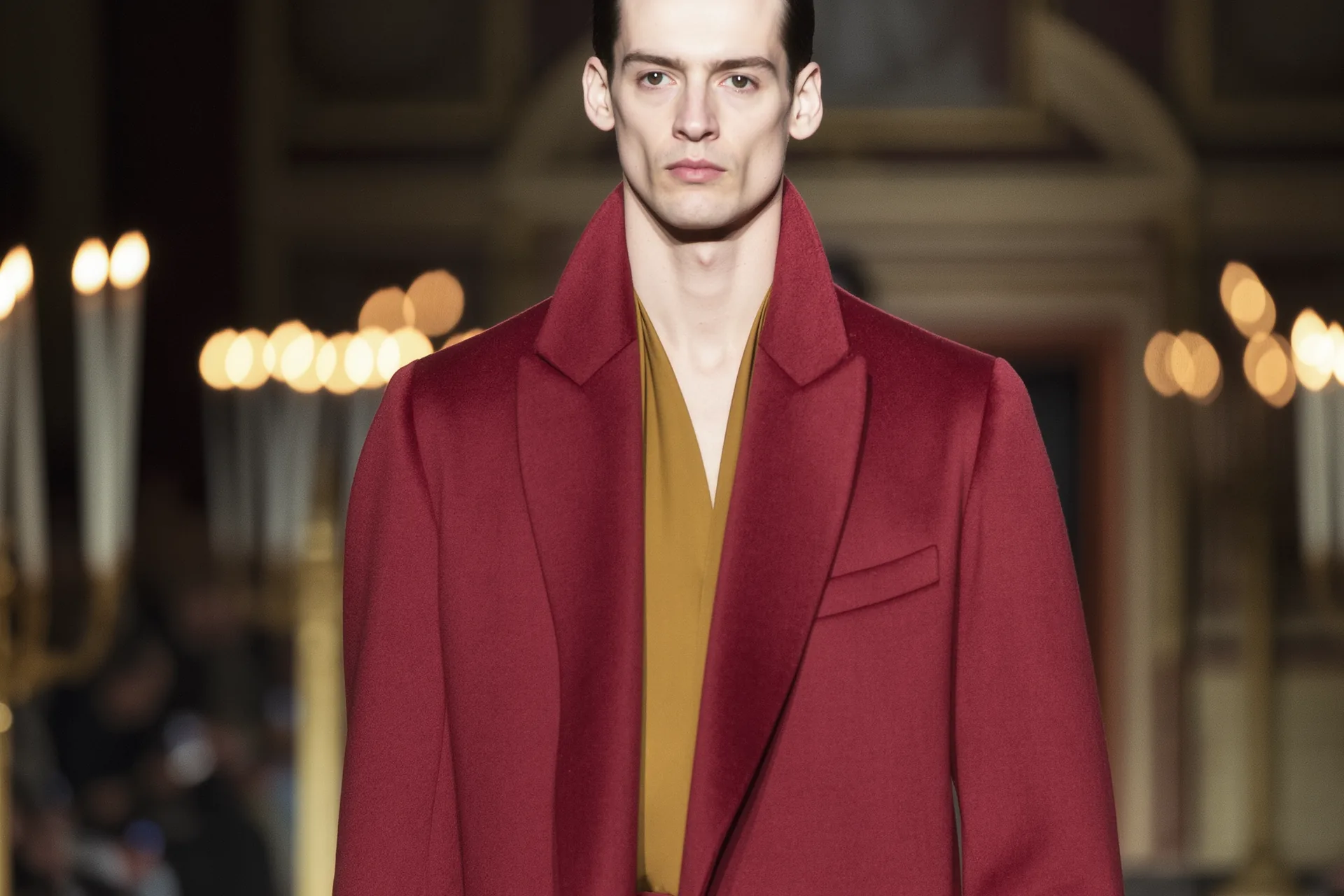 Manteau de laine structuré posé sur un buste tailleur, lumière hivernale douce et neutre
