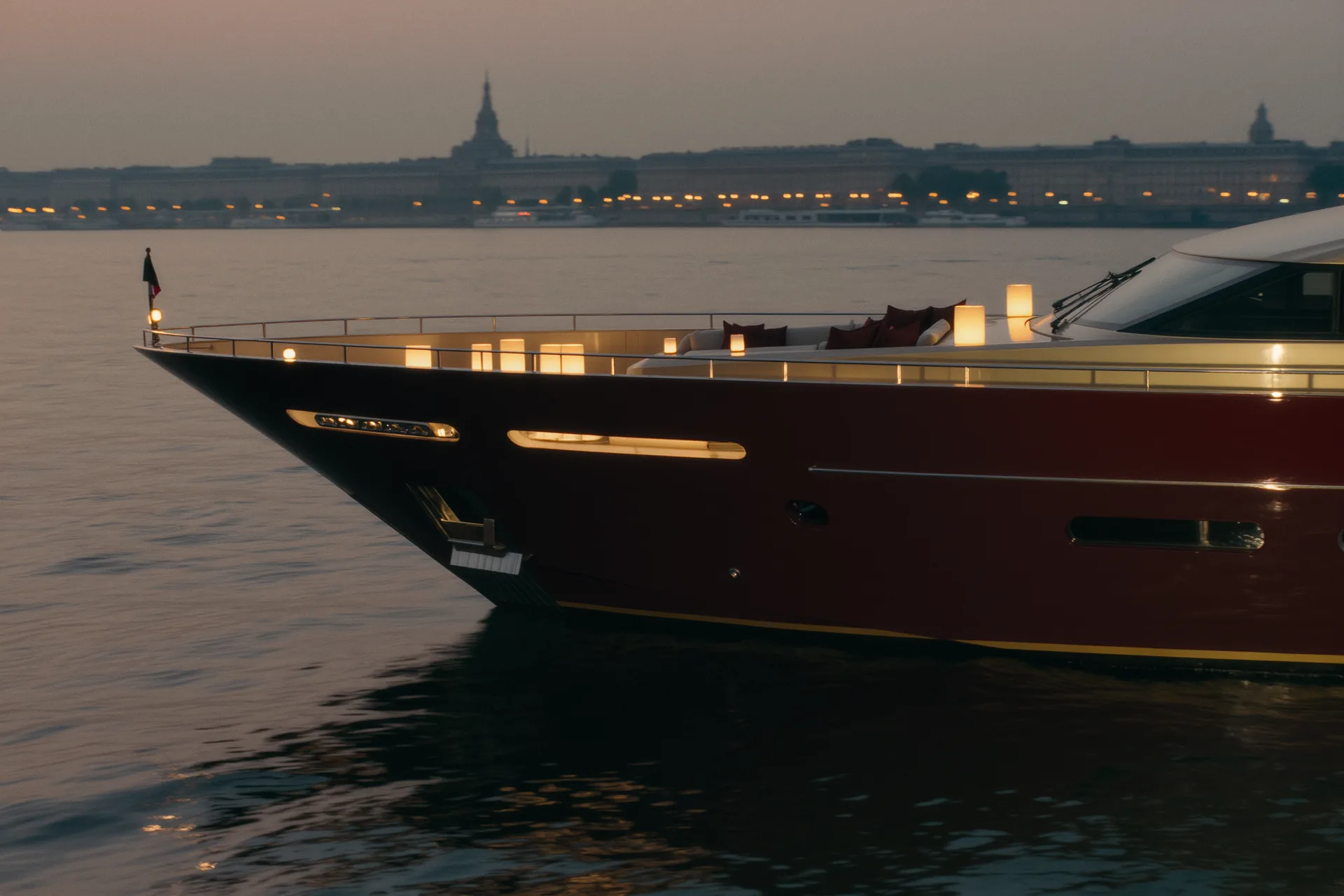 Coque de yacht fendant une mer calme, vue latérale en lumière rasante