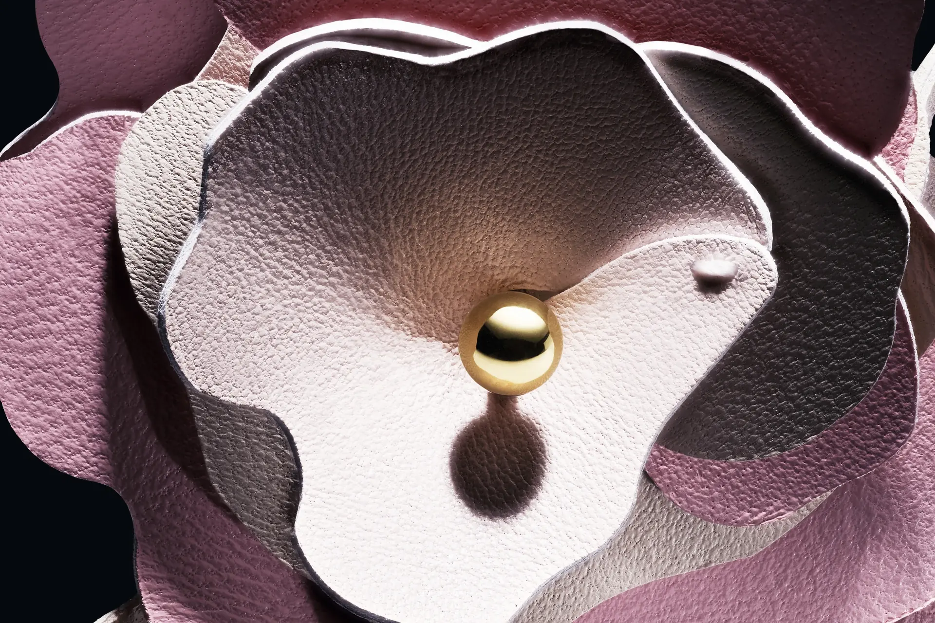 Rose en cuir d'agneau rose poudré et ivoire à cœur doré, création de Marie Barthès pour Parfums Christian Dior