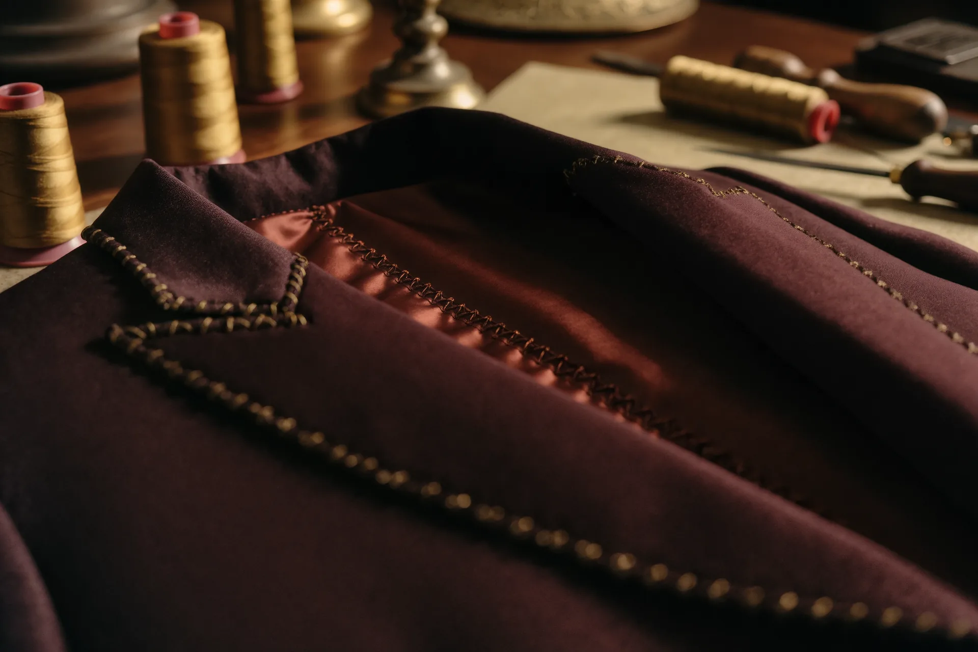 Gros plan sur une doublure de veste en soie et une surpiqûre cousue main.