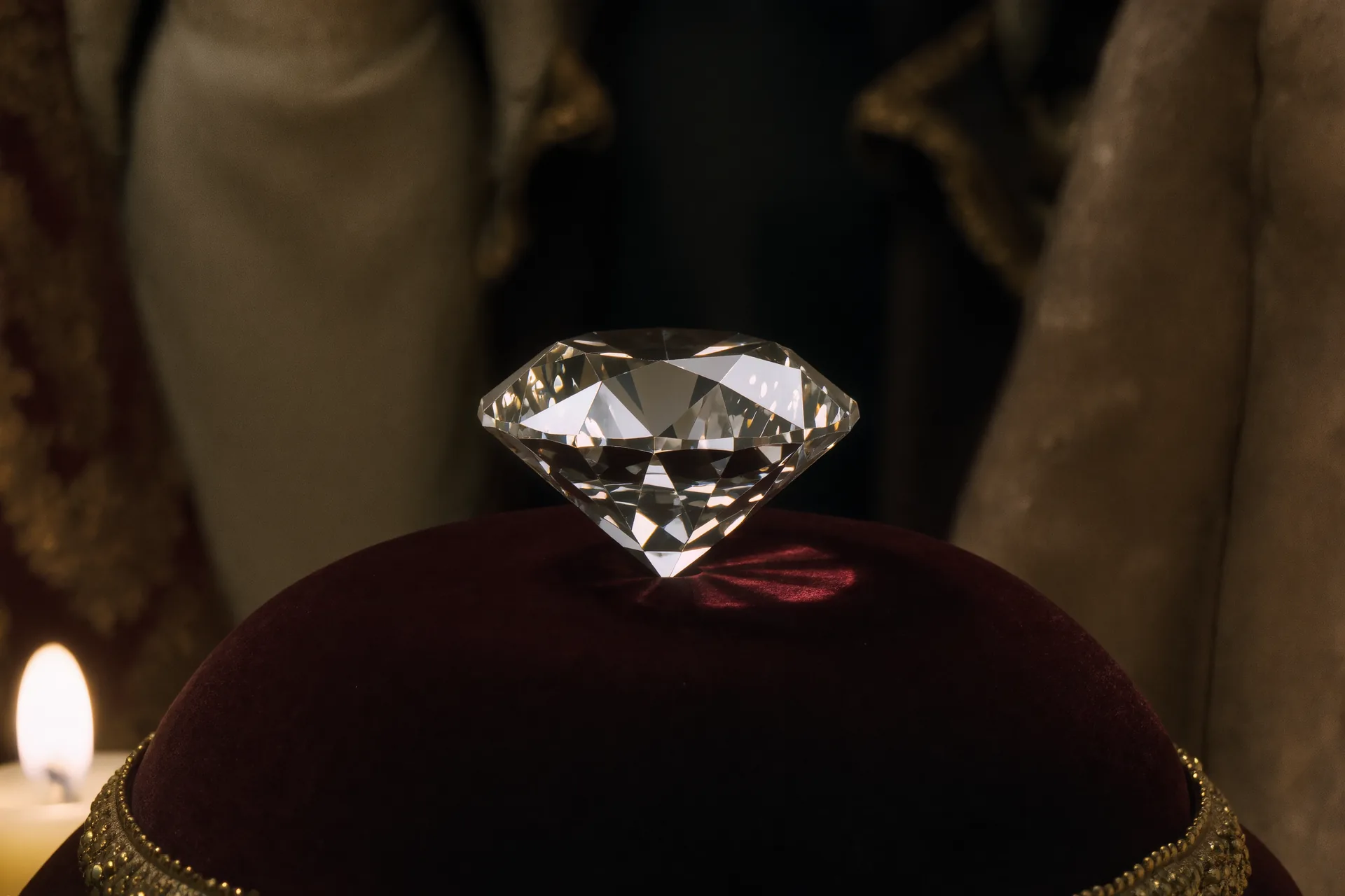 Diamant taille brillant en gros plan, facettes captant des reflets de lumière blanche
