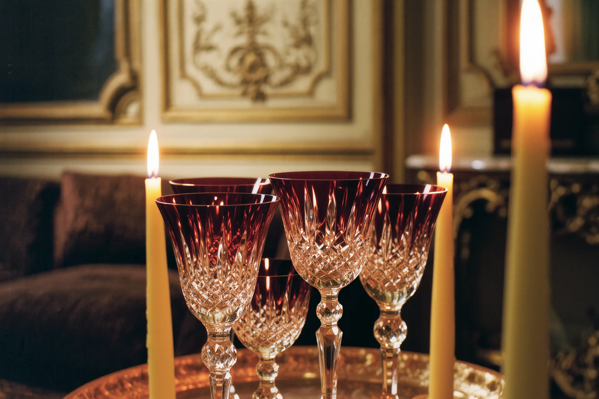 Assortiment de verres à vin en cristal soufflé disposés avec élégance sur une table dressée