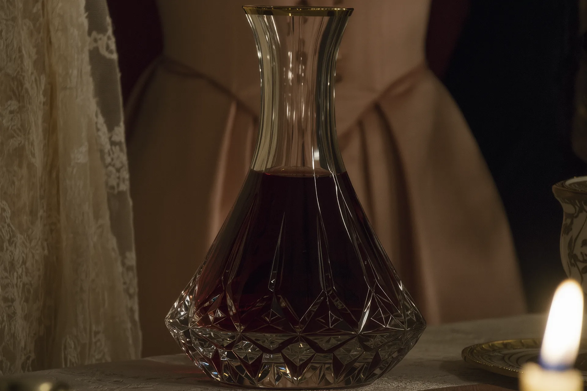 Gros plan sur une carafe en cristal taillé, facettes captant la lumière naturelle.