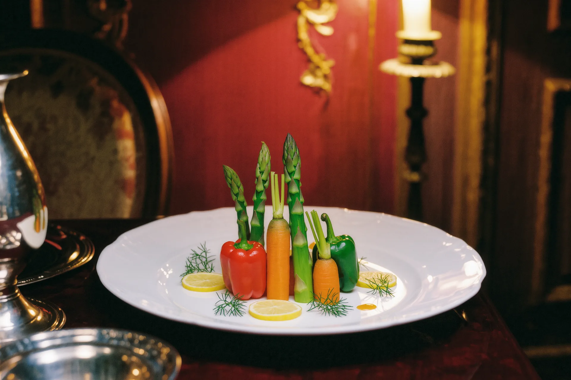 Légumes de saison sculptés et dressés avec précision sur une assiette de haute gastronomie