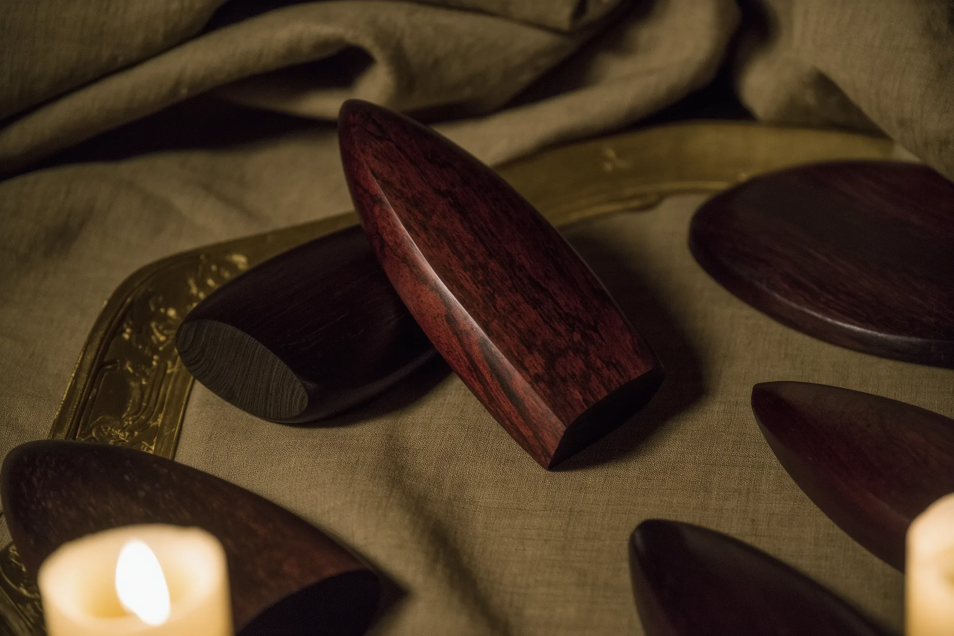 Copeaux de bois d'oud sombre et résineux disposés sur un lin brut