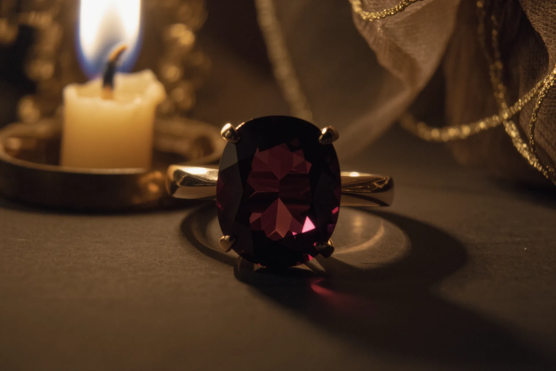 Gros plan sur une bague en métal blanc sertie d'une pierre unique